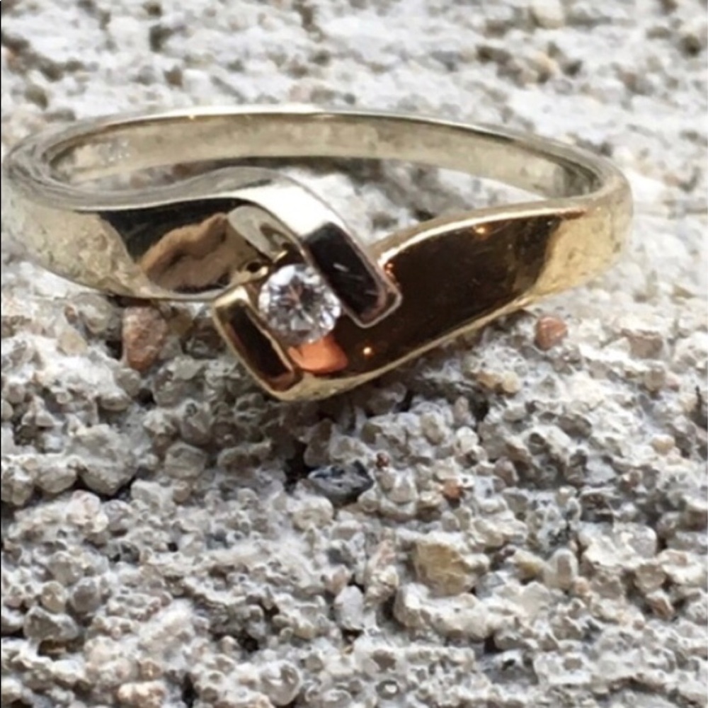 10 yellow and white gold diamond ring